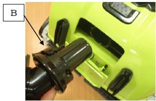 5. Vložte do vnitřního odsávacího adaptéru Swivel pro hadici tak, aby ukazoval nahoru.