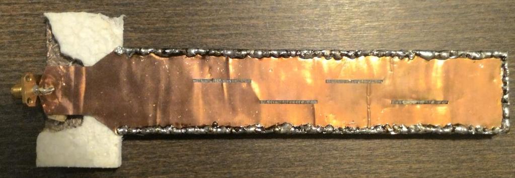 Microstrip kalkulátoru dostupného z [13]. Substrátem mezi mikropáskem a zemní deskou je vzduch s relativní permitivitou εr = 1, tloušťka substrátu je 0,4 mm, síla pokovení je 36 µm a frekvence 8 GHz.