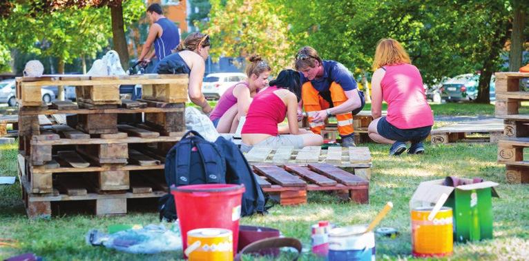 Během čtyř dnů studenti architektury a krajinářské architektury za pomoci žáků místní školy nahradili rozbujelé křoví dřevěným