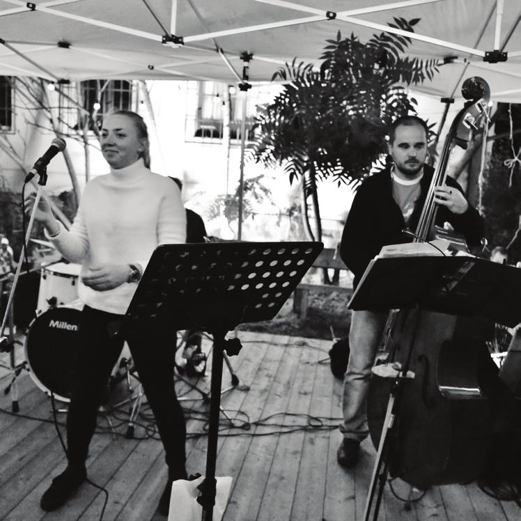 40 41 Sbírání II. a koncert kapely French Touch 12. 8. 2016 / Městská plovárna Plzeň Druhá část multižánrového projektu Sbírání spojená s francouzskými hudebními rytmy.