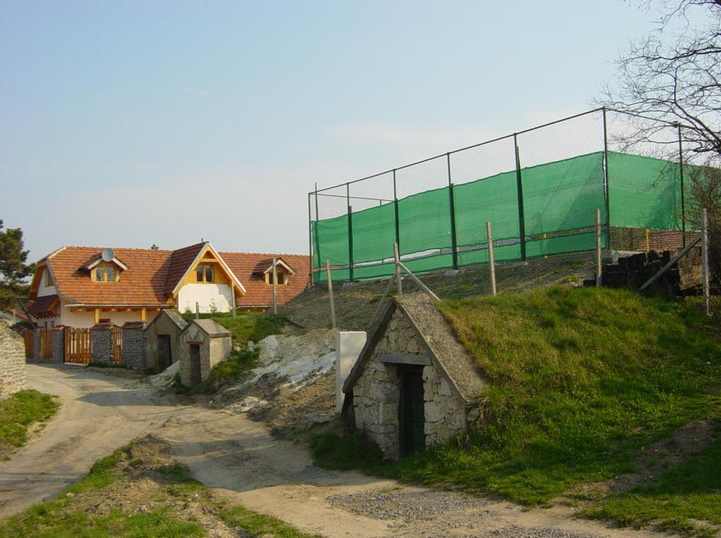 KURTU PRI RODINNOM DOME NA PARC. Č. 149/1 OBR. 18 POHĽAD NA PIVNICE Č.