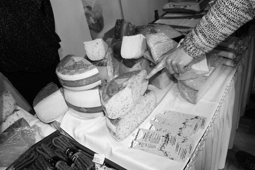olivami, pivem, kávou, ale taky s cimbálovou muzikou Okybača a nakonec i tancem si užívali návštěvníci