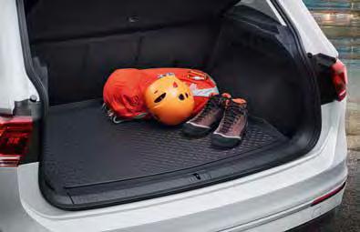priestoru a názvom modelu vozidla pomáha udržať batožinový priestor čistý. Zvýšený okraj zabraňuje vytečeniu kvapalín.