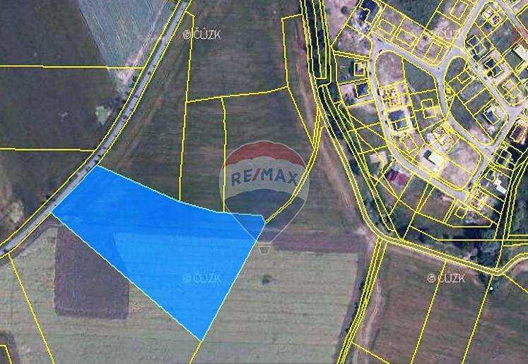 Plocha pozemku: 10 306 m 2 Cena nabídková: 237,- Kč/m 2 Zdroj: Realitní kancelář Reality 89, s.r.o. Boleslavská 31/4 25001 Brandýs nad Labem-Stará Boleslav - Stará Boleslav Tel.