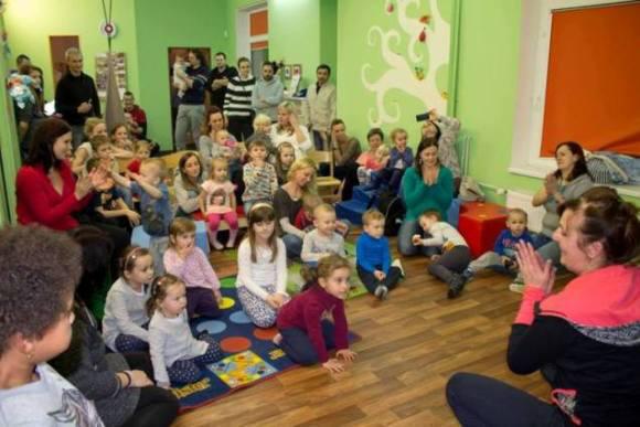 sourozenci, očkování proti rakovině děložního čípku, látkové pleny apod.). Pro lepší přístupnost kurzů jsme během nich zajišťovali hlídání dětí zdarma.