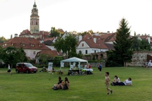 Z uskutečněných benefičních akcí na podporu ICOS v roce 2016 ICOS Český Krumlov, o.p.s., Výroční zpráva za rok 2016 (I)COSÍ SLAVNOST: Benefiční odpoledne a koncert kapely Chlapi v sobě, čtvrtek 23. 6.