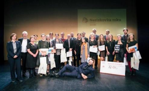 Abychom vás ušetřili nutnosti probírat se všemi stranami, nabízíme vám na dalších dvou stranách krátký souhrn roku 2016.