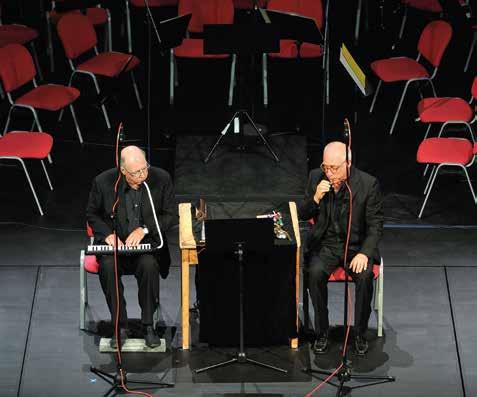 Protože opera navíc existuje jen v rukopisné partituře, naprosto zásadní roli v celém procesu má přepisovač, který se nyní věnuje výlučně Hábovi: v rukavičkách si naskenoval jeho rukopis, aby jej