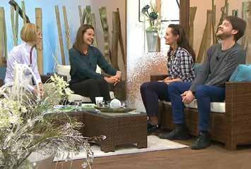 APLAUS APLAUS V Galerii současné malby ve foyeru Divadla Antonína Dvořáka vystavovala Pavla Malinová (na snímku s výtvarníkem