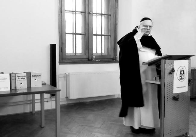 Prof. Jiří Rajmund Tretera přednáší na setkání Farní akademie u kostela Nejsvětějšího Srdce Páně v Praze na Královských Vinohradech, které se konalo dne 12. února 2017. Prof.