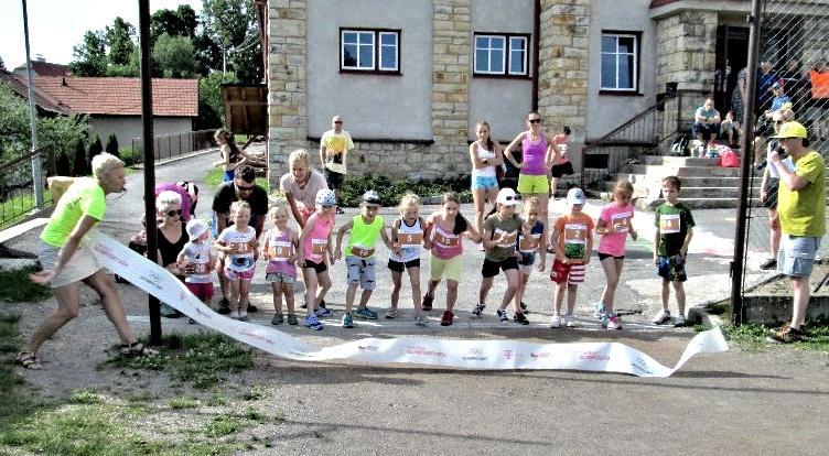 Trasa 15 km se proplétala dál ke kapli na Hladové vodě, která zelenobíle září do tmavého lesa, a po osadě Kunačice jsme ji napojili na trasu 7 km.