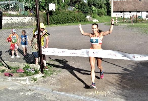 Tuto část trasy si prošlapali i cyklisté, ale ti si ještě projeli Julinčino údolí, vydupali kopec na Mezivrší a po polské straně dojeli do cíle, kde na všechny účastníky čekaly klobása, steak, pivko,