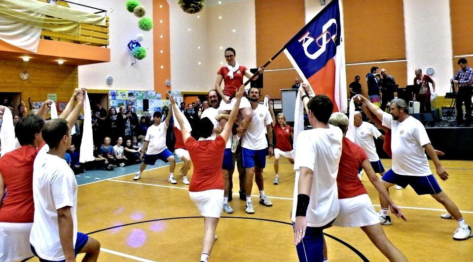 Skladbu pro 20 cvičenců - 10 párů, kterou složila naše členka Alena Kalousová před pěti roky k příležitosti oslavy 130 let od vzniku Sokola Kunvald, bylo ale třeba znovu