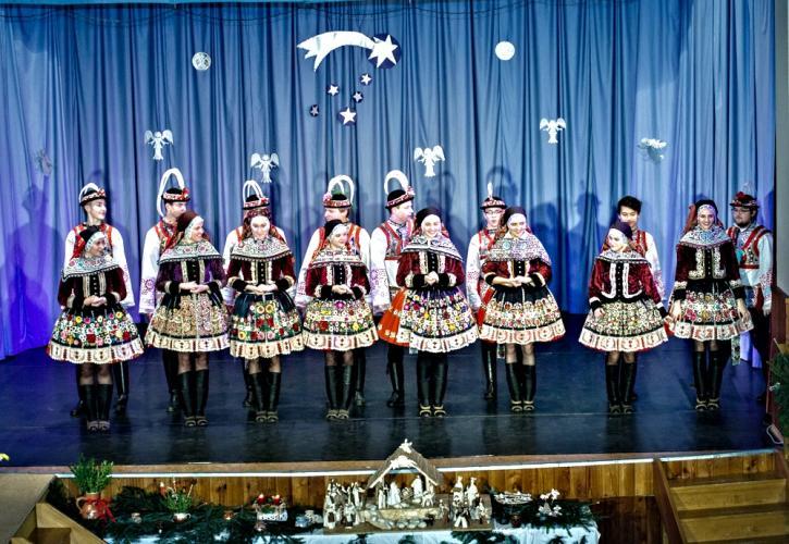 Adventní náladu navodily vánoční příběhy, tak jak byly zaznamenány našimi předky. FORMANI i SEJKORKY předvedli překrásná, nově nastudovaná pásma.