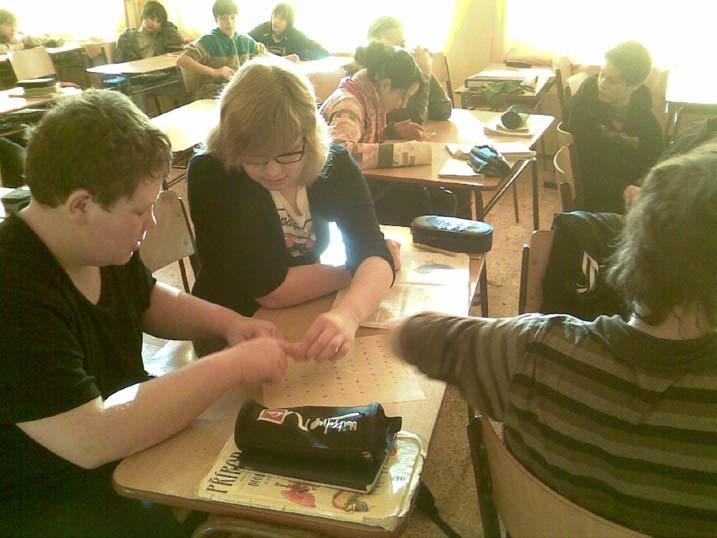 zdokonalování žáků v kritickém myšlení učitelka dbala na to, aby zohledňovali potřeby a situaci všech aktérů scének; nezaměřovali se pouze na problémy, které zažívali lidé s postižením.