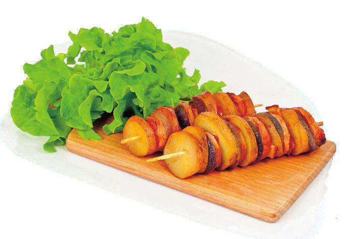 BRAMBOROVÉ ŠPÍZY Ingredience: 1 kg brambor, 0,5 kg cibule, 250 g anglické slaniny, 0,5 kg měkkého salámu se špekem, máslo, sůl, mletý pepř, mletý kmín, mletá sladká paprika.