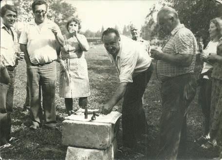 Tak šel čas... Z archivních fotografií vybral a textem doplnil František Vaníček Před 90 lety (24. 8. 1928) se uskutečnilo slavnostní otevření nové školy v Hodoňovicích.