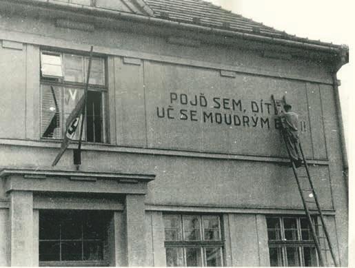 Tuto událost zachytil i přes riziko postihu tehdejší řídící učitel Jan Špaček. Archivní fotografie Josefa Kryla ze 70.