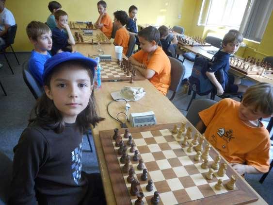 8. Kolo Datum kola 2018/06/17 Hodina 8:15 Šach. 4 Lokomotiva Brno "A" ELO - 6 Unichess ELO 3 : 3 1.1 Kureš, Michael 1879 - Procházka, Vojtěch 1482 1-0 1.