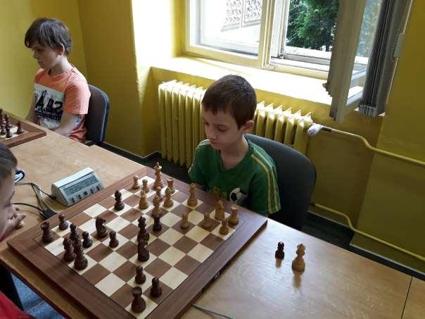 5. Kolo Datum kola 2018/06/16 Hodina 11:00 Šach. 4 Lokomotiva Brno "A" ELO - 14 BŠŠ Frýdek-Místek "C" ELO 4½:1½ 2.1 Kureš, Michael 1879 - Bjolek, Jan 1588 1-0 2.
