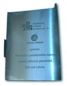 FSI VUT DIPLOMOVÁ PRÁCE List 28 Obr. 2.15 Ukázka gravírování technologií AWJ 19. 2.2.7 Řezání sendvičových materiálů Sendvičový materiál je zvláštní druh materiálu skládající se z různých vrstev materiálů s různými vlastnostmi (viz obr.