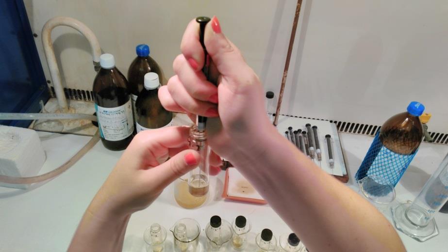 Horní frakce hexanu byla odebrána Hamiltonovou stříkačkou a odstraněna. Do vialky byly následně přidány 2 ml 65% kyseliny sírové a navíc 1 ml hexanu.