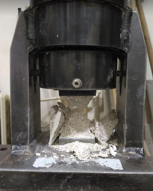 Zkušební tělesa modifikovaná srovnávacím plastifikátorem F17G dosahovala v dávce 0,1 % hodnot 24,3 MPa, což je pevnost o 39,5 % vyšší než referenční.