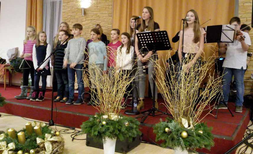 Před Vánoci hudební sbor Pikolino pod vedením paní učitelky Dany Vesecké připravil program, se kterým se představil na několika vánočních koncertech. Příprava byla velice náročná.