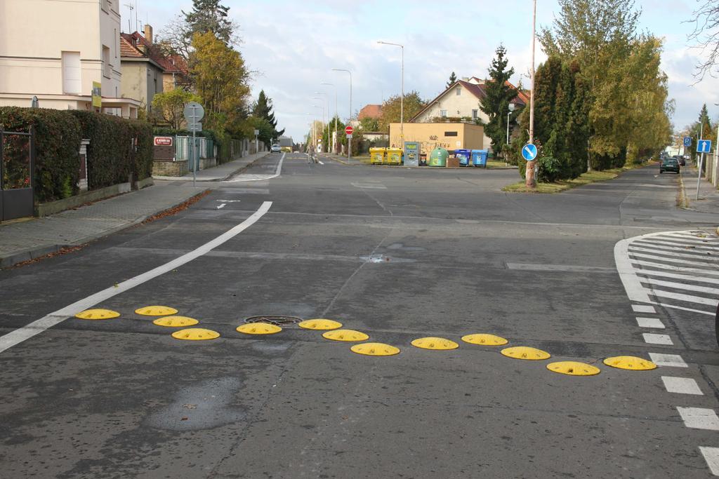 Vchod do školy se nachází v oblouku, místo je nepřehledné a mnohdy se zde parkuje nebo zde vozidlo zastaví na 15 minut.