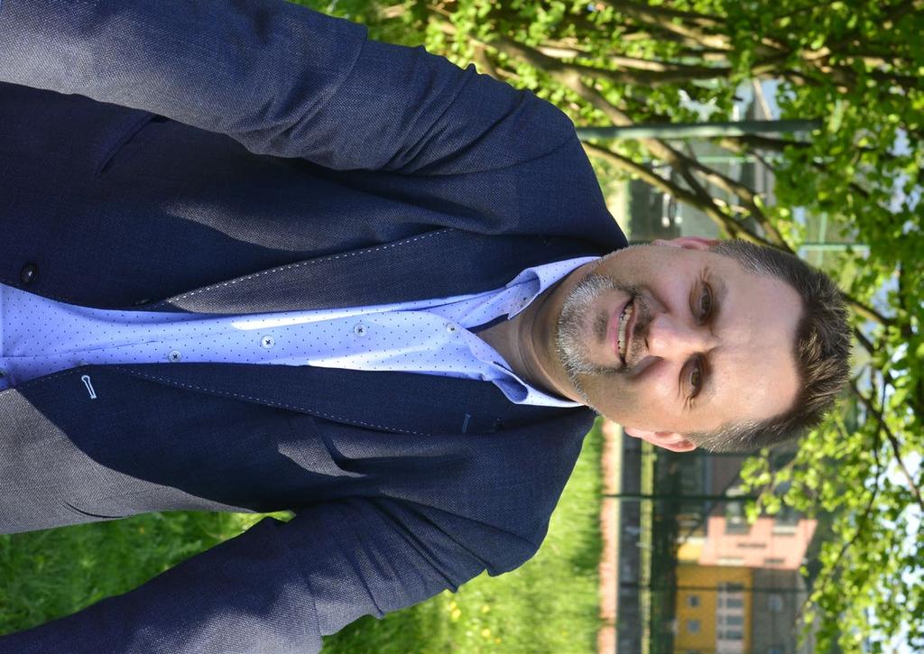 16 Osobnost mesíce ˇ Mgr. Jan Rafaj, MBA Vážím si každého dne, který jsem nepromarnil Z každé věty jde cítit nadhled, zkušenosti a neskutečná lidskost.