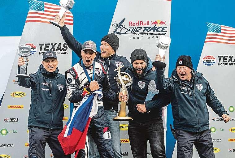 Trutnovsko 23. listopadu 2018 31 Splněnýsen Martina Šonky Dvorský akrobatický pilot se poprvé vkariéře stal mistrem světa. Otitulu vsérii Red Bull Air Race rozhodl poslední let sezony.