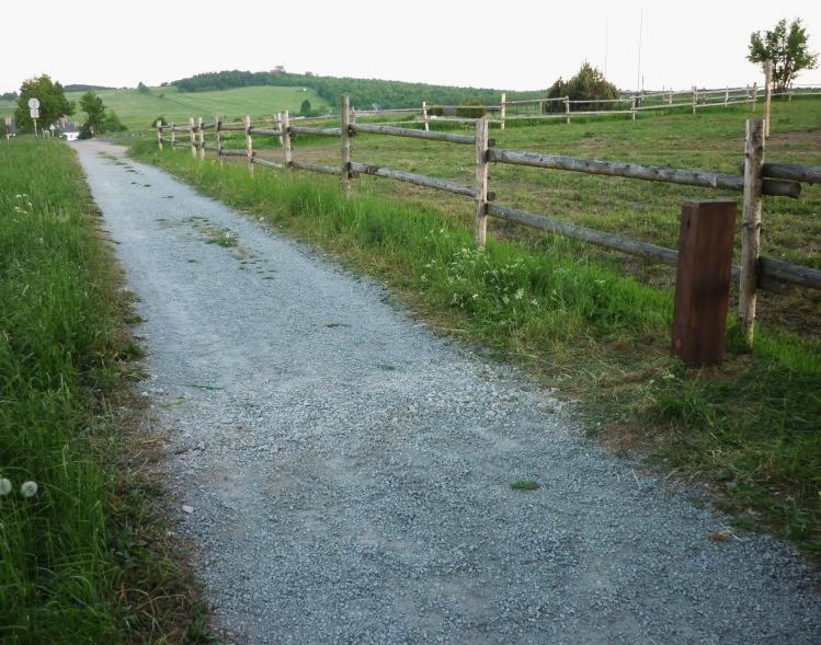 Okolo sčítače prochází modrá turistická značka a naučná stezka Příhraniční hornická.