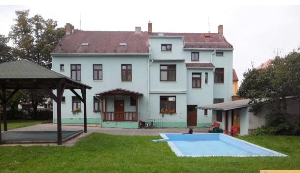 OBRÁZEK ČÍSLO 9: POHLED NA MŠ ŠPÁLY MŠ Železničářská, Železničářská 1930/12 MŠ tvoří 4 přízemní pavilony bez podsklepení a hospodářský pavilon, který je podsklepen. MŠ byla realizována v roce 1978.