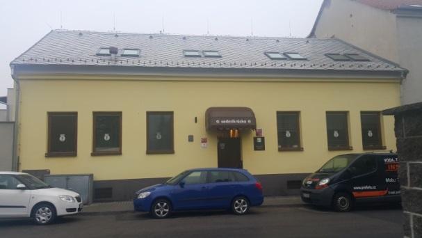 Okenní konstrukce tvoří původní zdvojená okna, v části pronajatých prostor pak okna plastová.