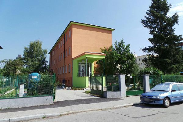 Vchodové dveřní konstrukce jsou plastové s izolačním dvojsklem. Střešní konstrukce je tvořena železobetonovou prefabrikovanou konstrukcí bez dodatečné tepelné izolace.
