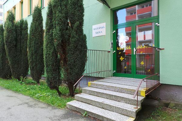 Obvodové zdivo tvoří montovaný železobetonový skelet MS 71 s keramickými panely a dozdívkami z cihelných bloků CD-Týn o tl. 300 mm bez tepelné izolace.
