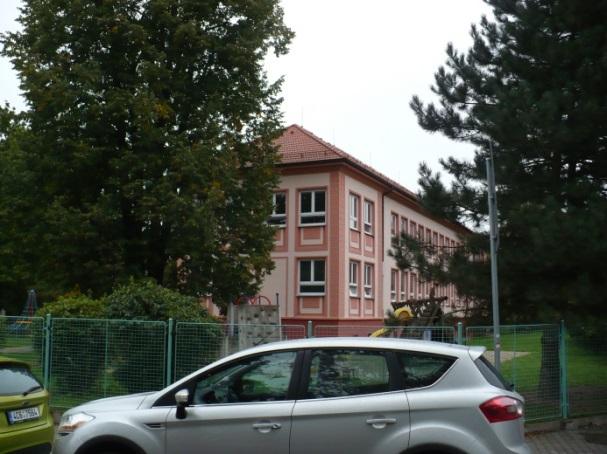 OBRÁZEK ČÍSLO 16: POHLED NA MŠ NEPLACHOVA MŠ Nerudova, Nerudova 2247/53 MŠ tvoří 3 samostatně stojící objekty. MŠ byla dokončena v roce 1970. Budova A je dvoupodlažní nepodsklepený objekt.