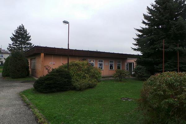 OBRÁZEK ČÍSLO 18: POHLED NA MŠ ŠATALA MŠ Větrná, Větrná 966/24 MŠ tvoří přízemní hospodářský pavilon a dva dvoupodlažní pavilony a tři přízemní pavilony.
