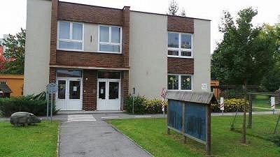 Obvodové zdivo tvoří montovaný železobetonový skelet MS 71 s keramickými panely a dozdívkami z cihelných bloků CD-Týn o tl. 300 mm bez tepelné izolace.
