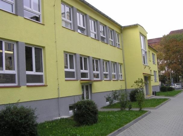 Okenní konstrukce tvoří dřevěná špaletová okna, vchodové dveře jsou dřevěné, částečně zasklené.