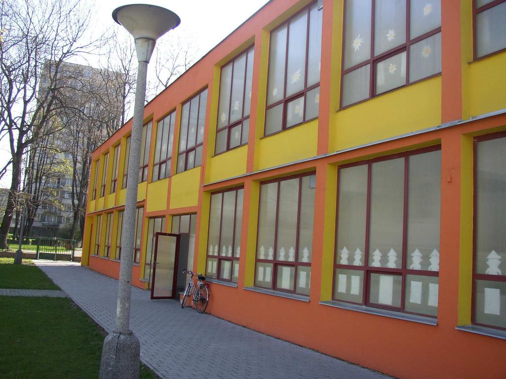 Obvodové zdivo je vystavěno klasickou panelovou technologií, štíty jsou z křemelinových tvárnic. Okenní konstrukce tvoří plastová okna s izolačním dvojsklem. Stejně tak jako dveřní konstrukce.