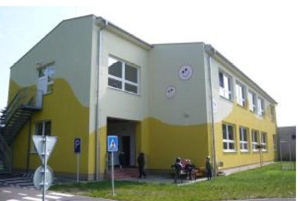 Mateřská škola je vytápěna celkem sedmi plynovými kotli. V novém pavilonu byl instalován kondenzační kotel Vitodens 200 s tepelným výkonem 35 kw.