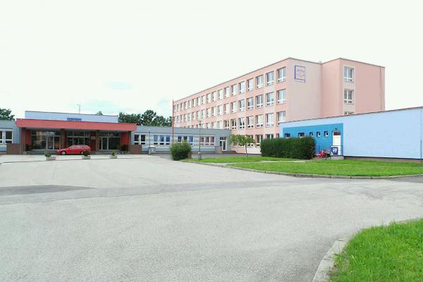 Z Á K L A D N Í Š K O L Y V následující části jsou popsány objekty základních škol. U všech základních škol v majetku města je doložena energetická náročnost jednotlivých objektů.