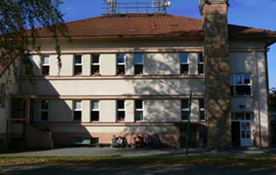 Zateplen je horní líc stropní konstrukce nad posledním podlažím. Škola je vytápěna dvěma plynovými kotli Protherm o jednotkovém výkonu 45 kw.
