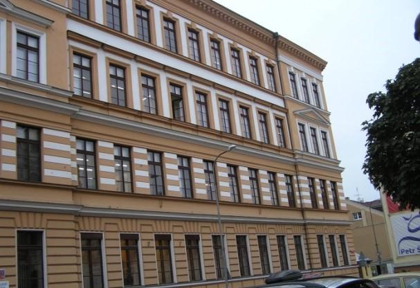 ZŠ Kubatova, Kubatova 2202/1 (pod ZŠ patří odloučené pracoviště MŠ Kubatova 3 a MŠ Kubatova 14) První budovy školy byly dokončeny v roce 1973, poslední budova byla dokončena v roce 1976.