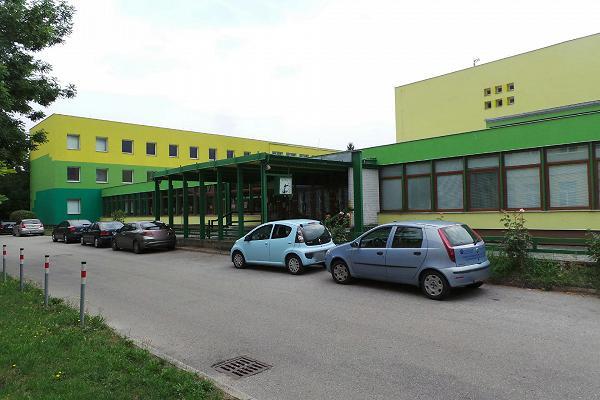 Obvodové zdivo tvoří klasická panelová technologie, štítové zdivo je z křemelinových tvárnic. Obvodový plášť byl dodatečně zateplen tepelnou izolací v tl. 120 mm.