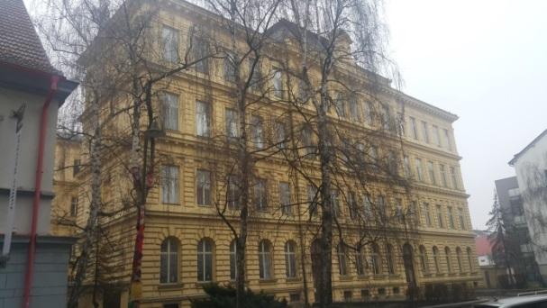 Škola je zásobována teplem ze systému CZT města. Výměníková stanice je umístěna ve sklepních prostorách školy. Výměníková stanice prošla v roce 2013 rekonstrukcí.