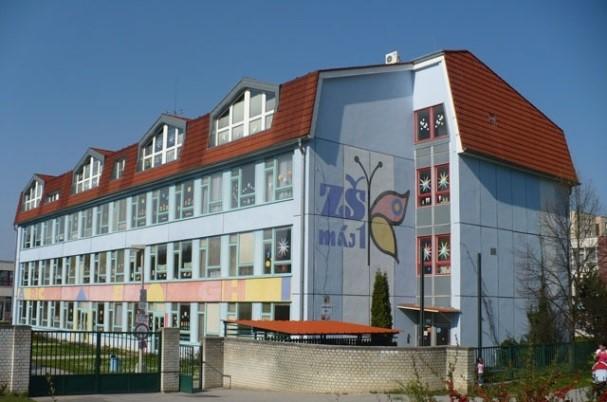 Jednotlivé budovy na sebe navazují nebo jsou propojeny spojovací chodbou. Učebnové pavilony jsou třípodlažní, na budově 1. stupně byla v roce 1996 provedena střešní nástavba.