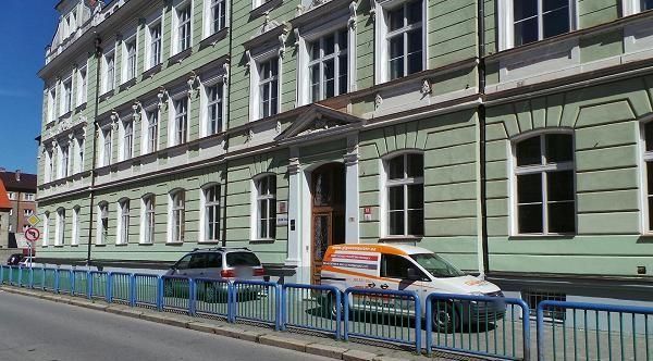 Okna do dvora jsou částečně vyměněna za plastová s izolačním dvojsklem. Střešní konstrukce je tvořena krovem bez tepelné izolace, pouze je zateplena ½ půdní vestavby.