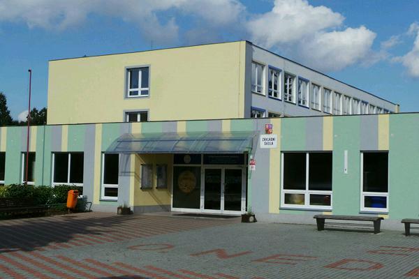 OBRÁZEK ČÍSLO 40: POHLED NA ZŠ A MŠ L. KUBY ZŠ O. Nedbala, Oskara Nedbala 882/30 Základní škola byla postavena v roce 1975. Areál školy tvoří šest budov, pavilony 1. a 2.